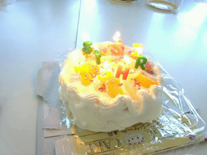 クリスマス会 ローソクに火のついたケーキ